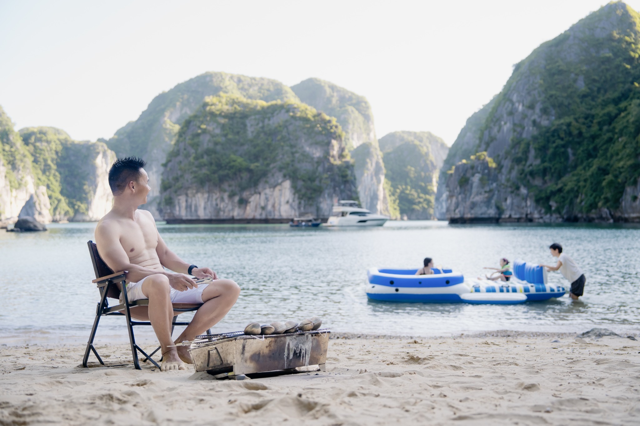Vietyacht Plus - tour du thuyen Ha Long rieng tu - picnic tren dao vang