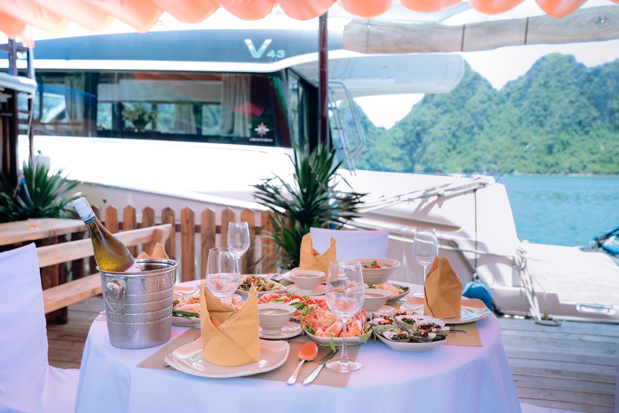 Vietyacht Plus - tour du thuyen Ha Long rieng tu - be noi Ngoc Trai