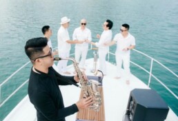 Vietyacht Plus - tour du thuyen Ha Long rieng tu - saxophone