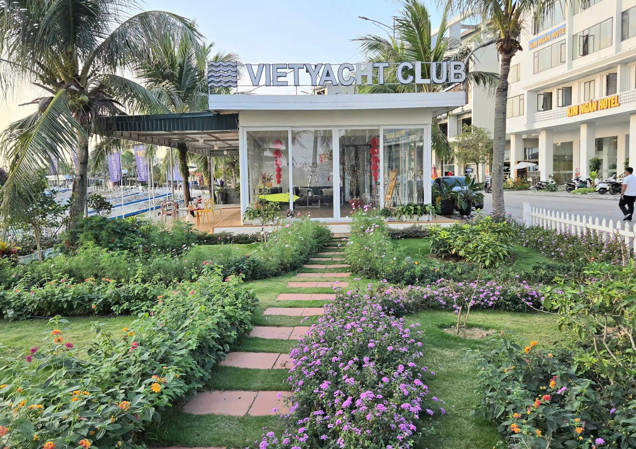 Vietyacht Plus - tour du thuyen Ha Long rieng tu -ben Vietyacht Club