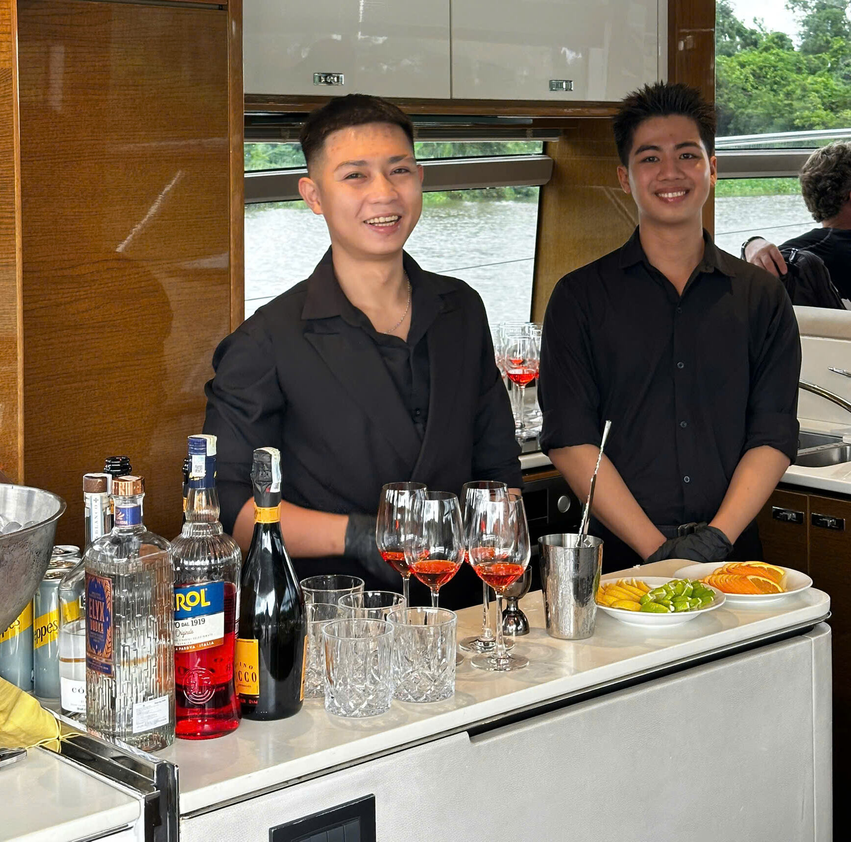 open bar tren du thuyen - Vietyacht Plus